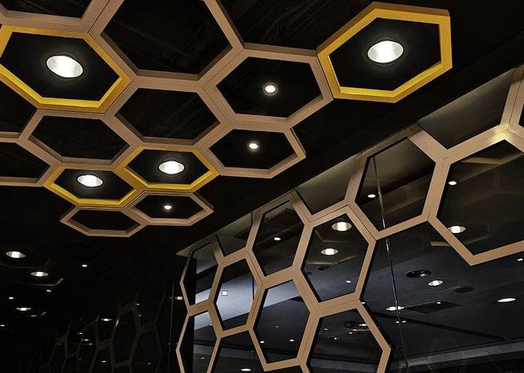 IT parkda hexagon devor bezagi